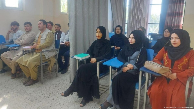 طالبان پیش از منع حضور دانشجویان دختر بین آنان و دانشجویان پسر پرده کشیده بود